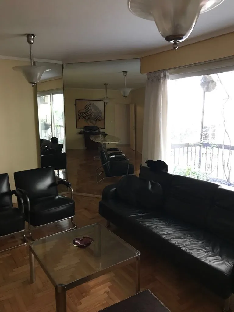 duas lâmpadas de teto antigas com design clássico iluminando a sala