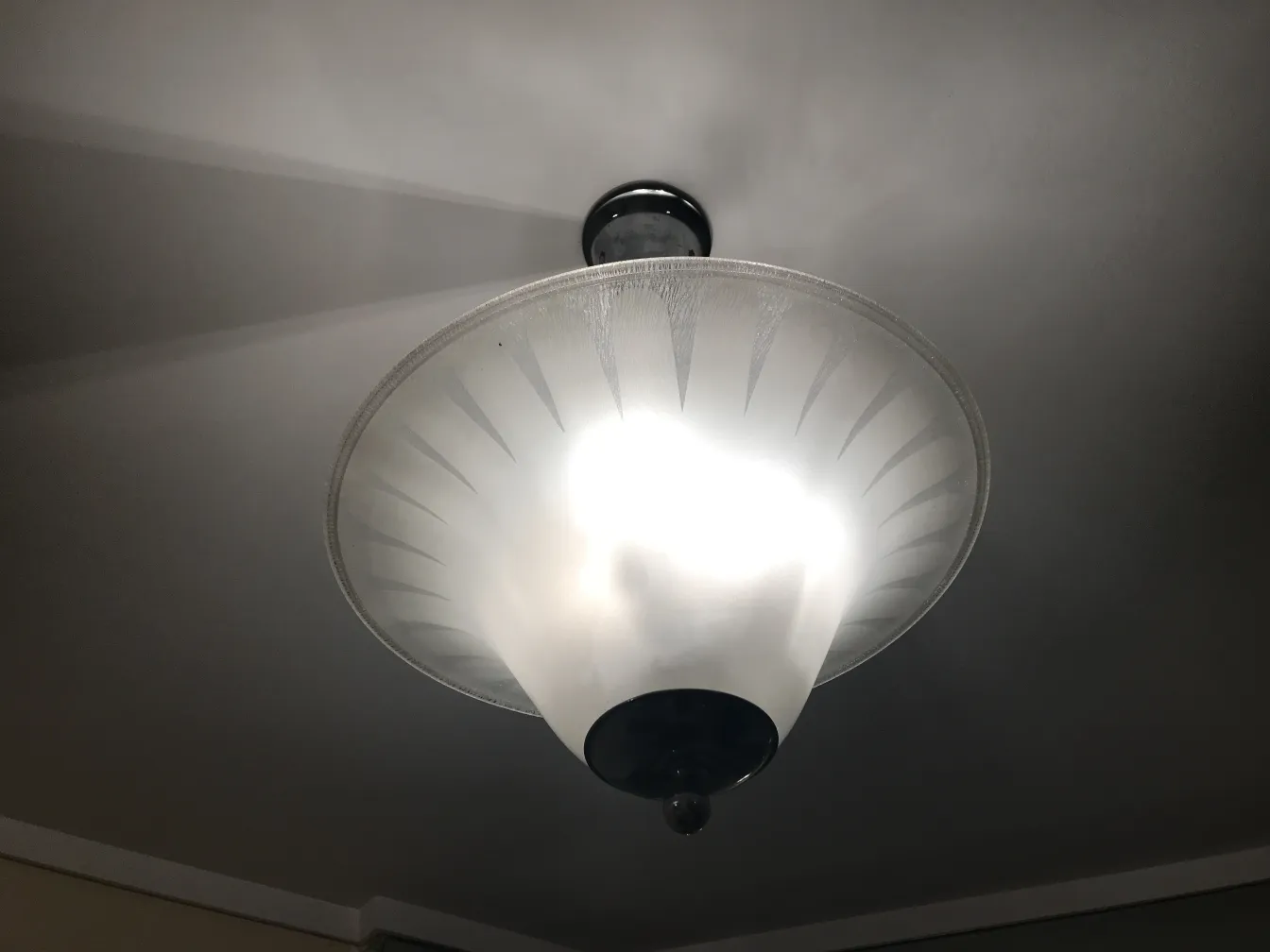 Vista de 2 lámparas de techo antiguas con diseño elegante iluminando un ambiente acogedor.