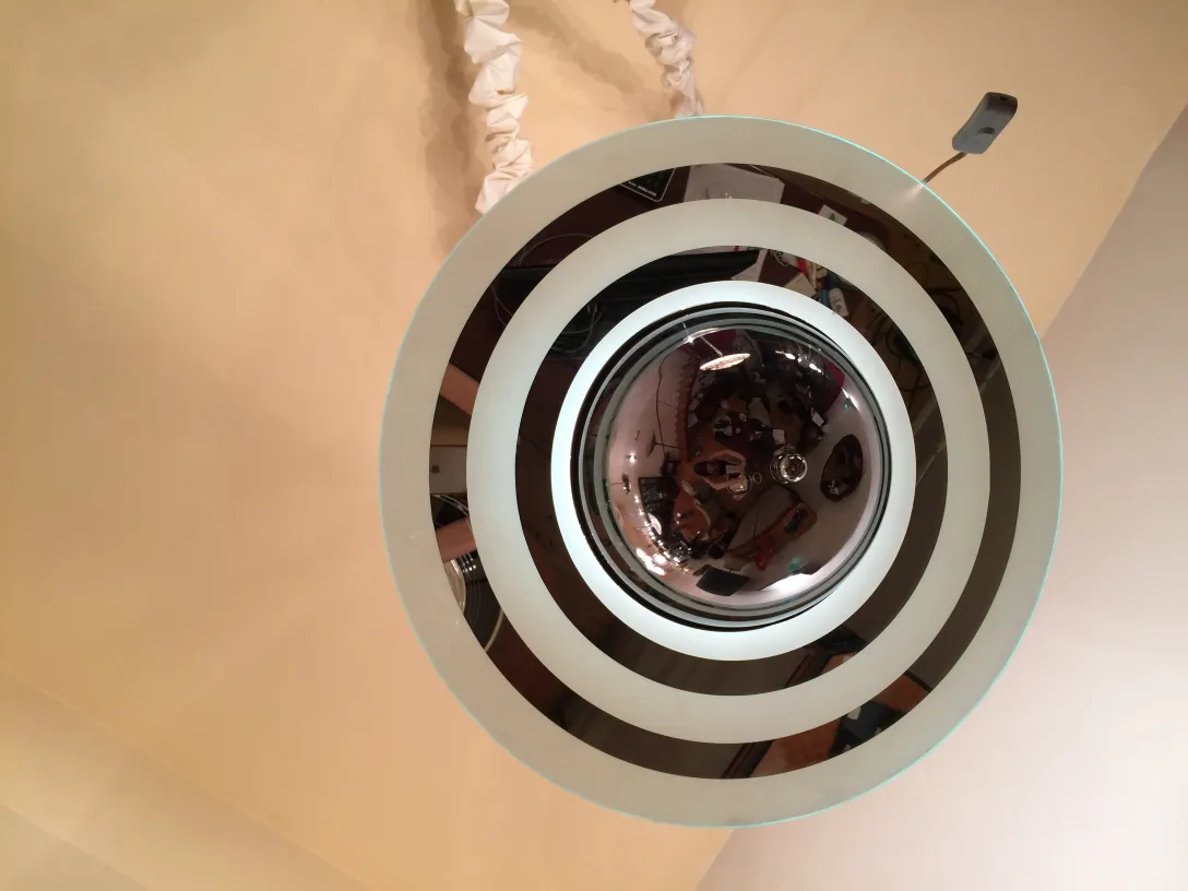 2 lampade a sospensione antiche con design elegante in un ambiente accogliente