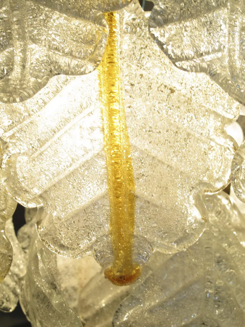 مصابيح معلقة قديمة بتصميم شفاف ولامع