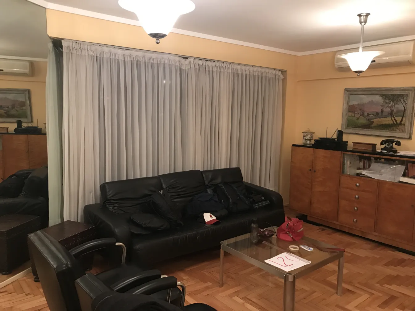 两盞古董吊燈懸掛在舒適的客廳。