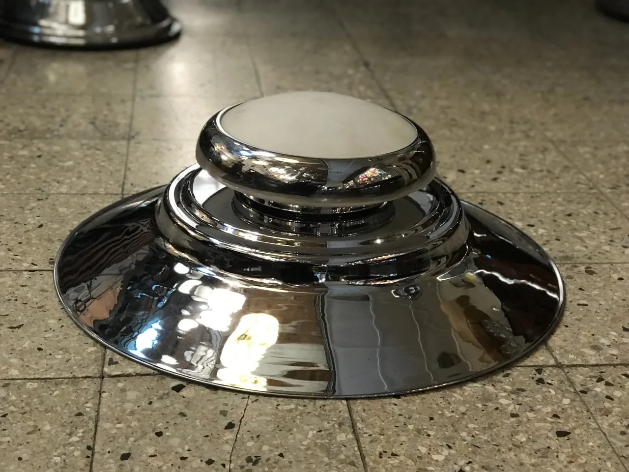 duas lampadas de teto em um ambiente antigo e clássico