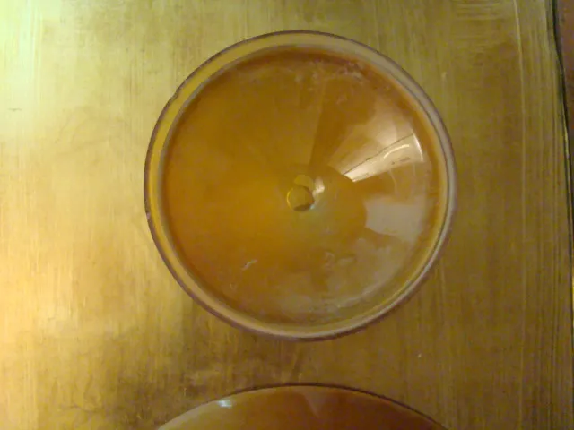 Obenansicht von 2 antiken Hängelampen von Poul Henningsen in warmer Farbe.