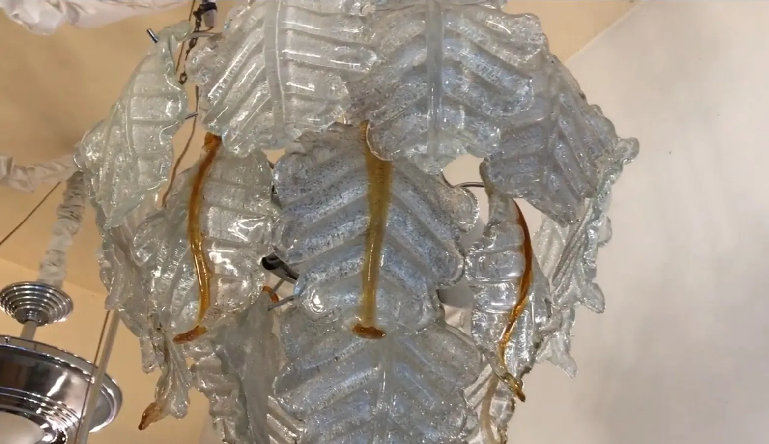 Deux lustres antiques avec des feuilles, dans un cadre décoratif