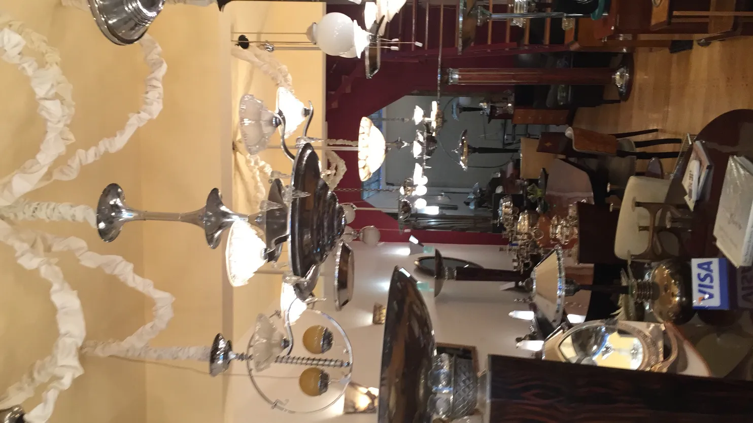 Due lampade a sospensione antiche in un ambiente decorativo