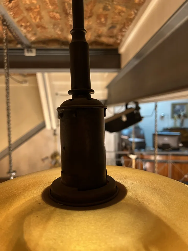 Vista dall'alto di 2 lampade a sospensione antiche con dettagli decorativi. Ambiente accogliente