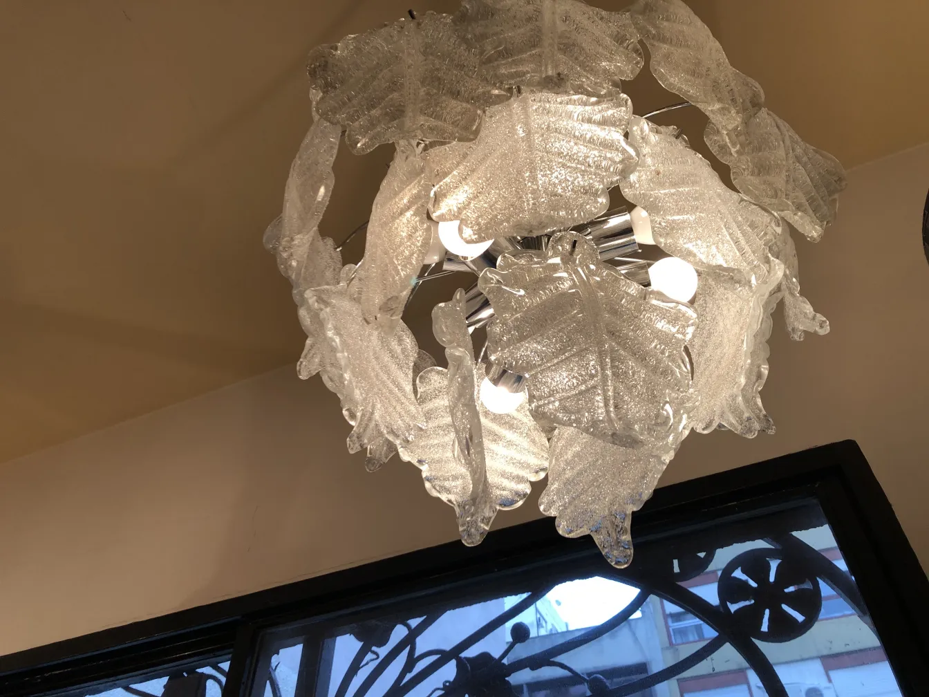 2 hängelampen barovier & toso antik mit stilisierten Blättern, gemütliche Atmosphäre.