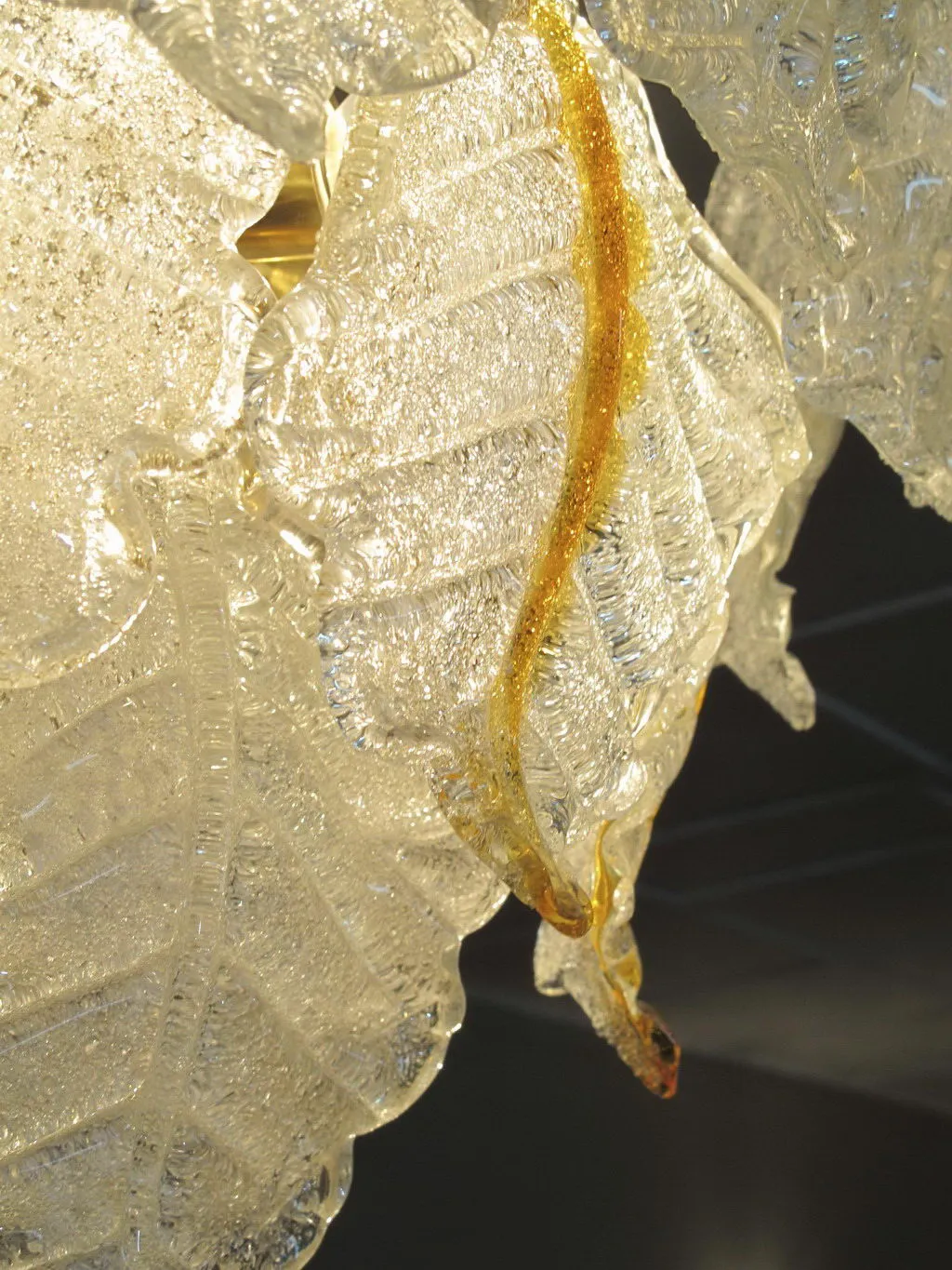 Lustres anciens avec détails décoratifs visibles