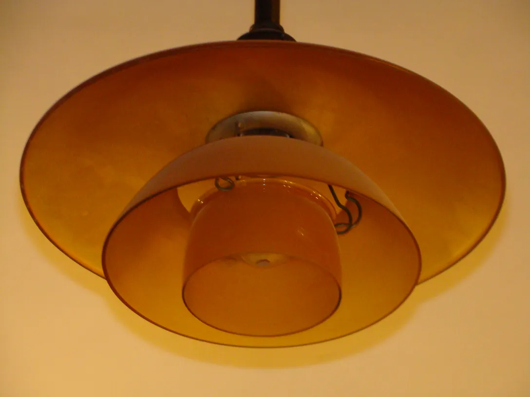 Antike hängelampen in Bernsteinfarbe, Design von Poul Henningsen.