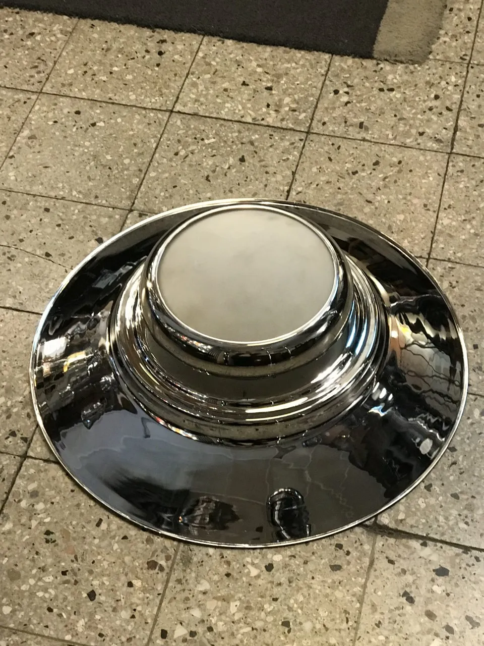 2 antike Hängelampen mit elegantem Design in moderner Umgebung.