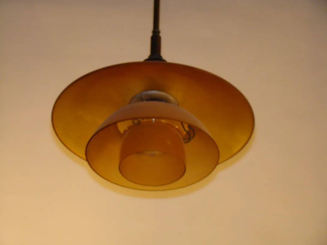 zwei hängelampen im antiken amberdesign