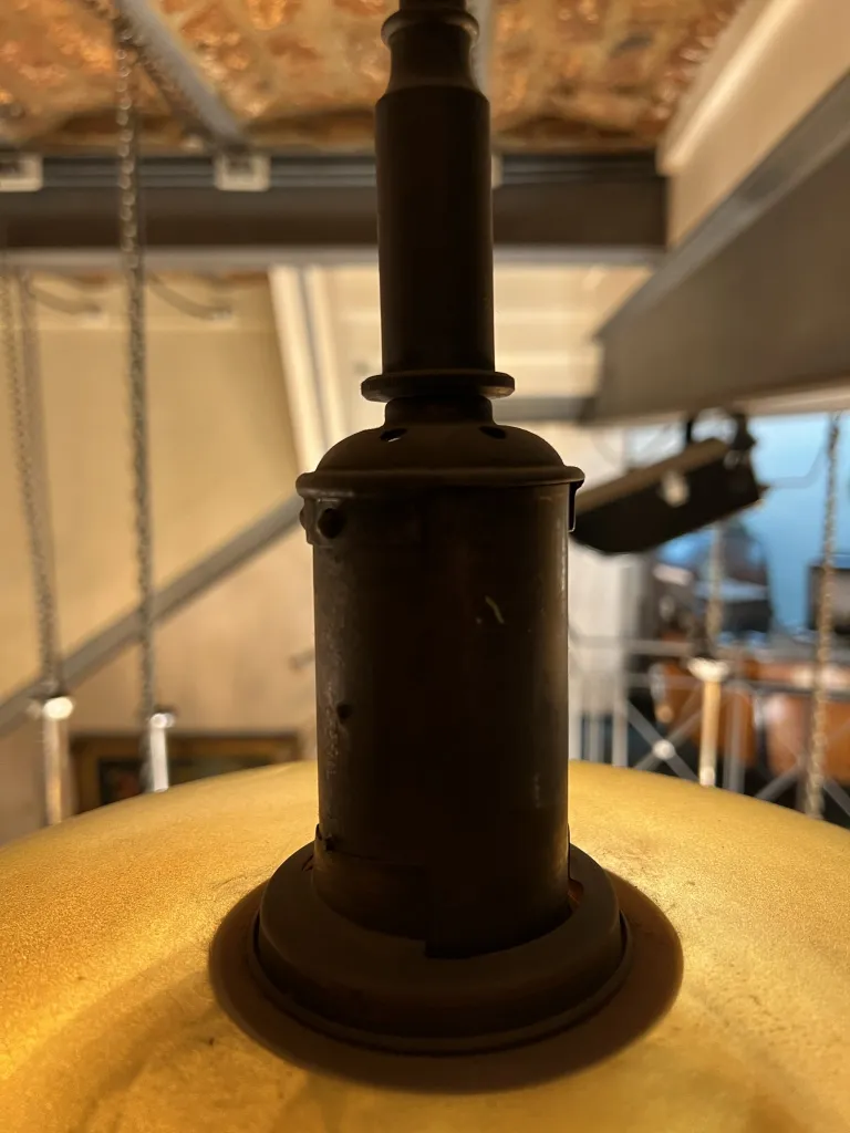 Dos lámparas de techo antiguas con diseño único de Poul Henningsen en un entorno acogedor.