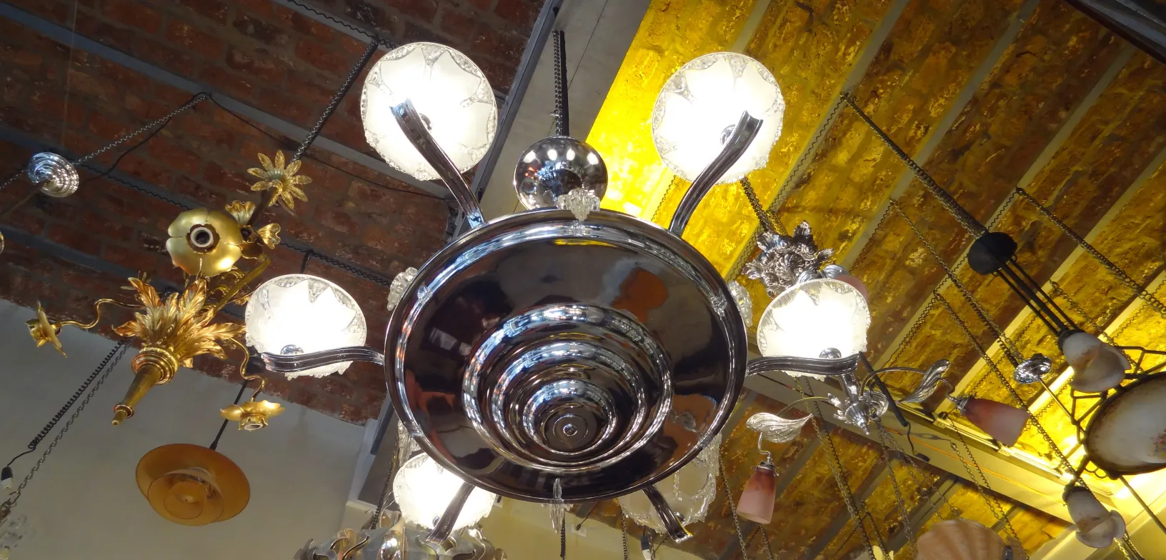 Lustres anciens avec design élégant et détails dorés