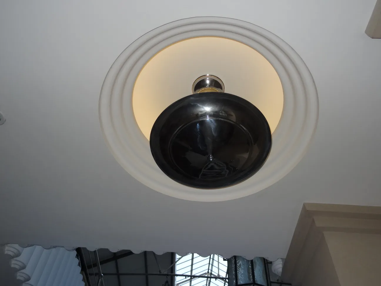 Ansicht von zwei antiken Hängelampen mit sanftem Licht, gemütliche Atmosphäre.