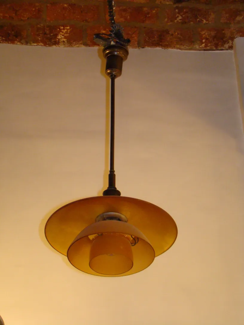 Due lampade a sospensione antiche in un ambiente accogliente