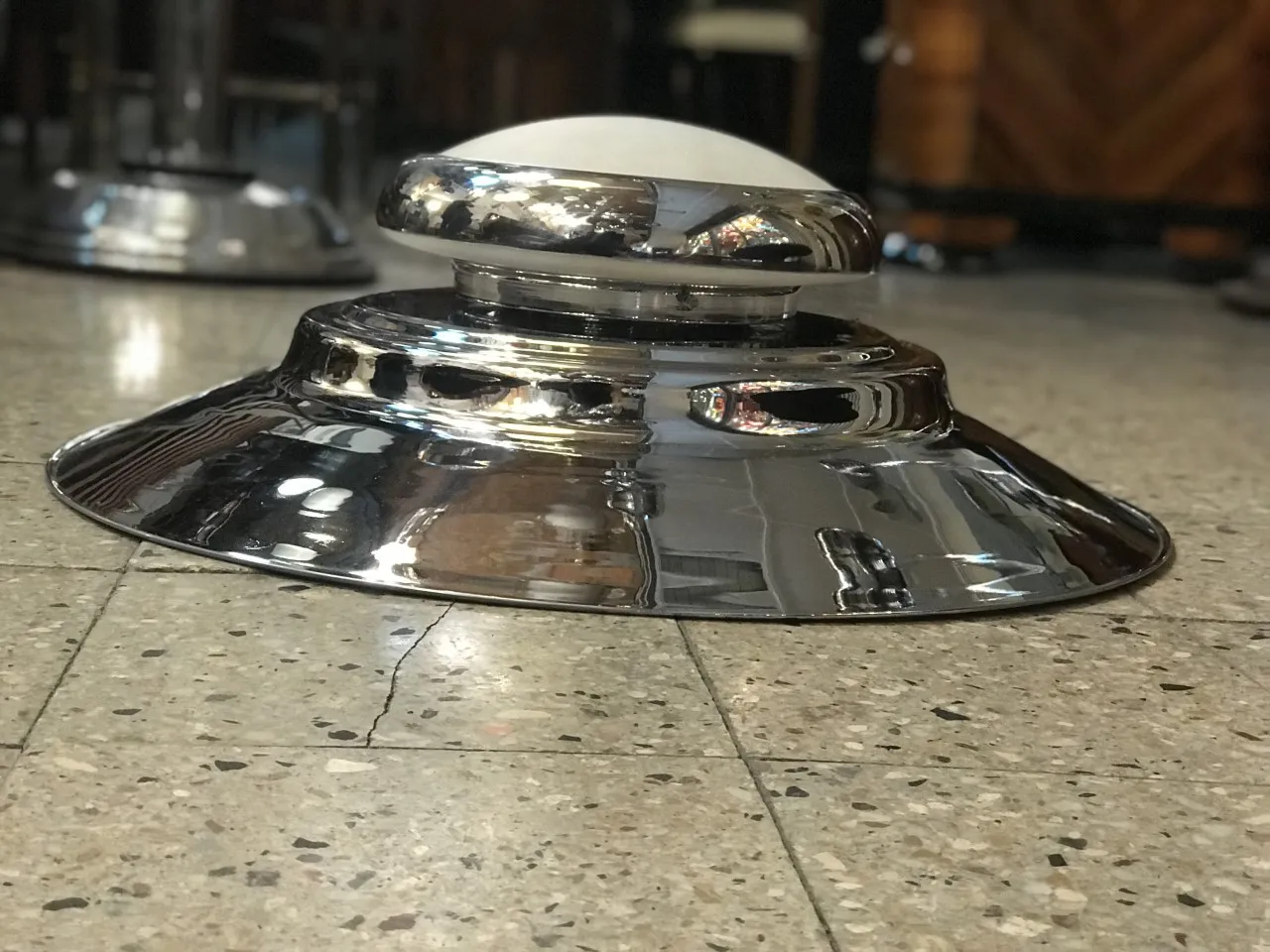 光沢のある詳細な古い吊り下げランプが居心地の良い場所にある