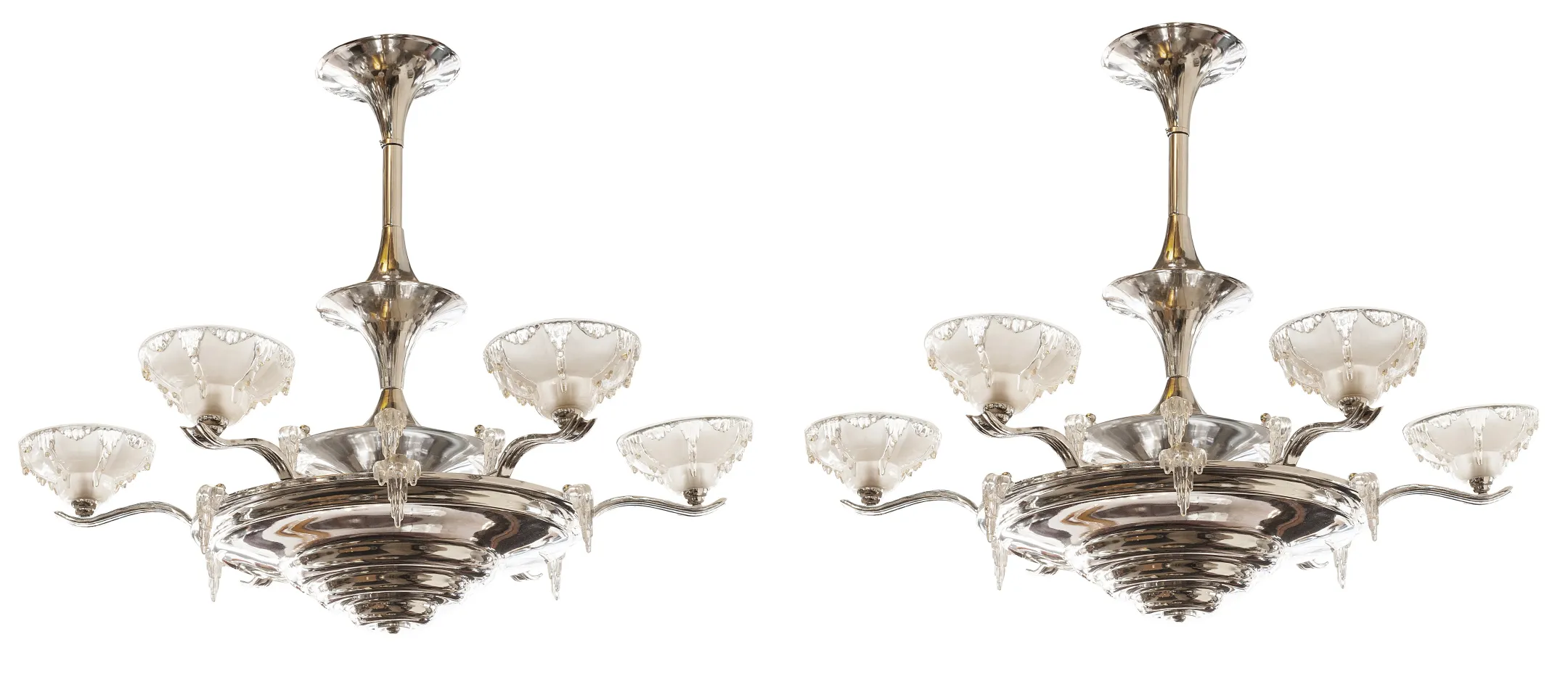 duas lâmpadas de teto antigas com design elegante e braços curvados