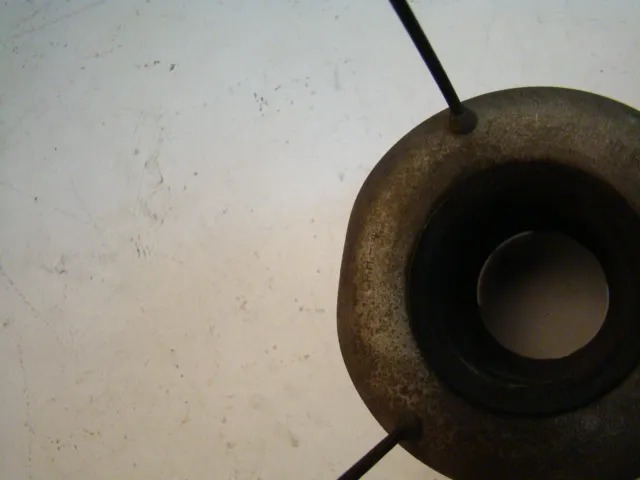 2 पुरानी लटकती लैंप का शीर्ष दृश्य, स्पष्ट विवरण और विशिष्ट आकार, एक शास्त्रीय सेटिंग का हिस्सा।