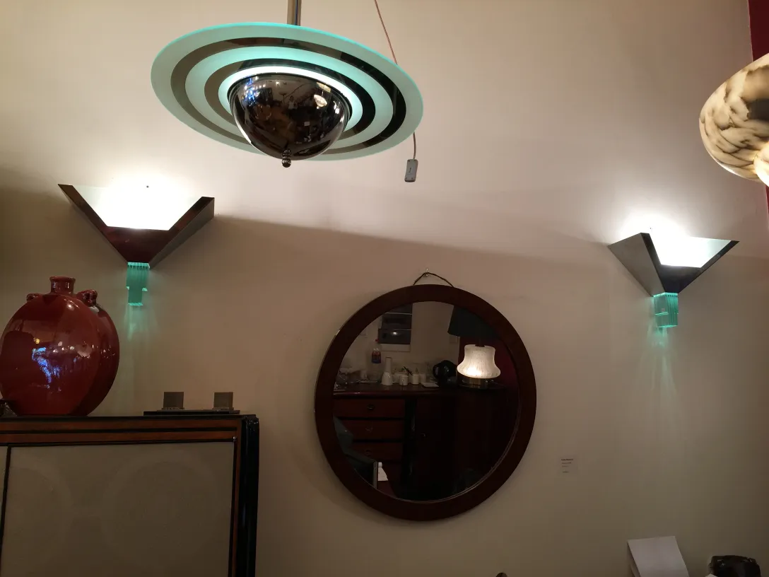 Due lampade a sospensione antiche con un design unico e un'atmosfera elegante.