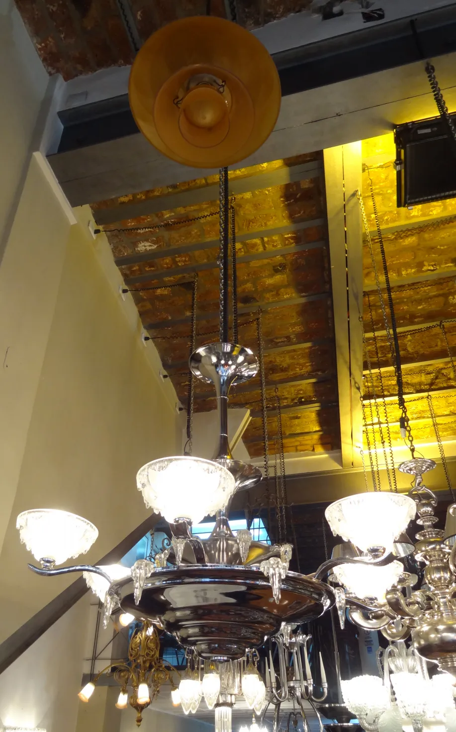 dos lámparas de techo antiguas con forma decorativa, iluminando el ambiente