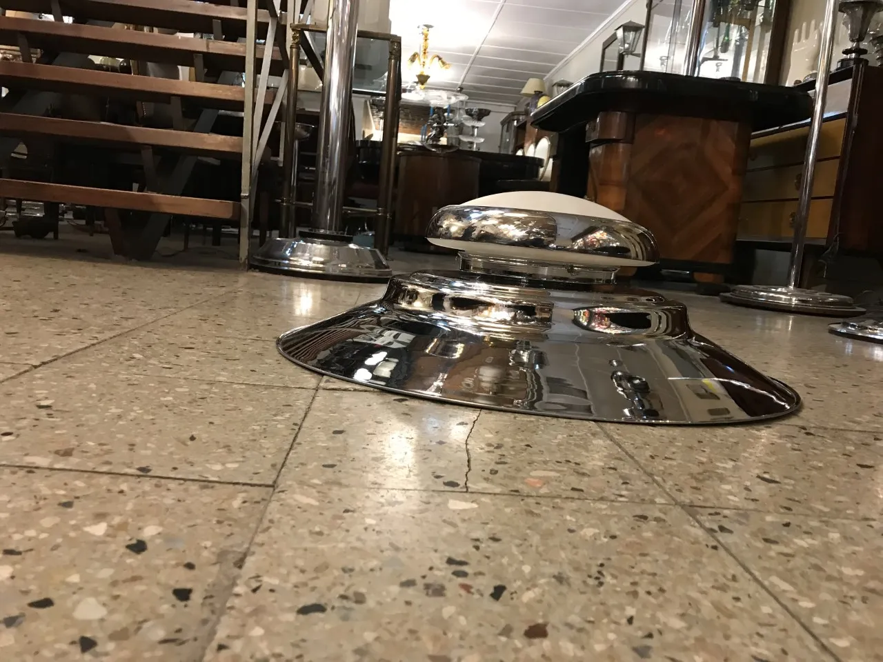 Vista inferiore di 2 lampade a sospensione antiche che illuminano un ambiente accogliente