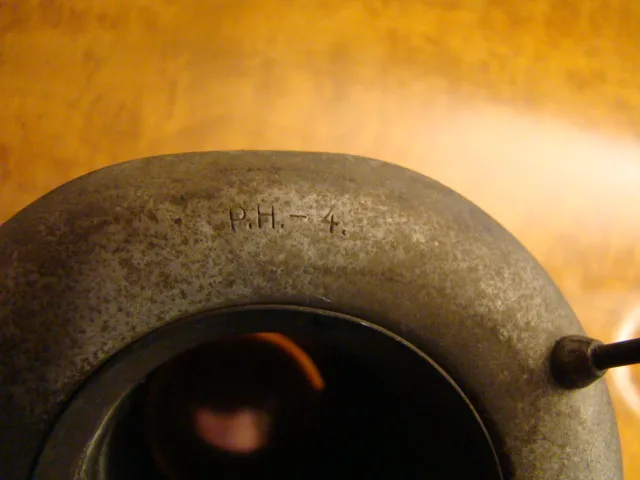 조명이 밝은 방에 있는 두 개의 고전적인 방등 이미지