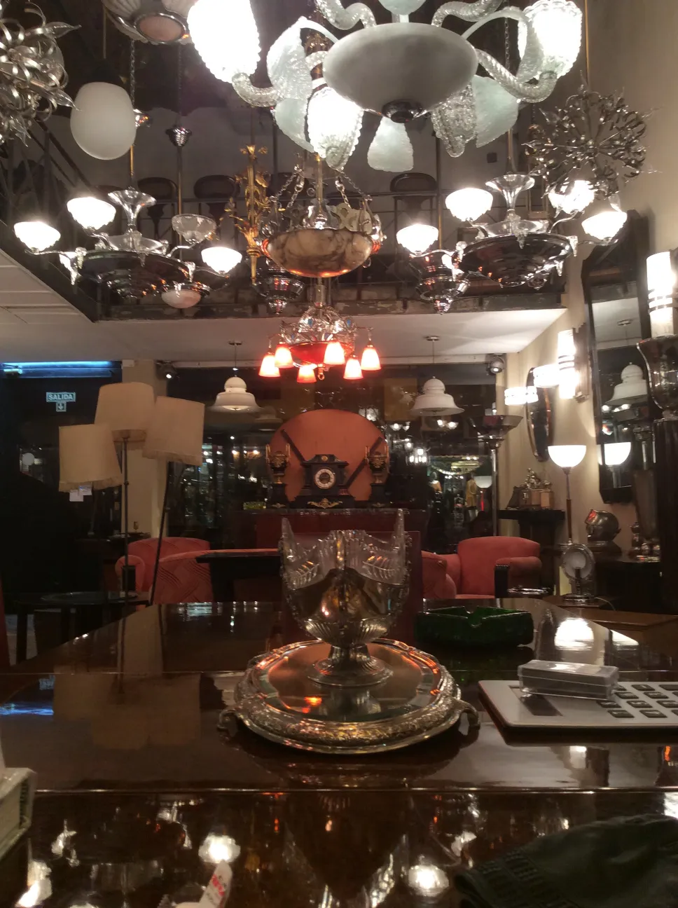 duas lâmpadas de teto antigas iluminando um ambiente elegante