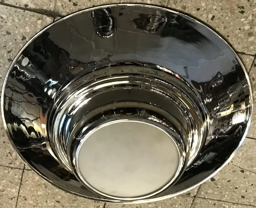 Ensemble de 2 lustres anciens avec un design élégant dans un cadre décoratif