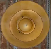 Vue du dessus de 2 lustres anciens de style Poul Henningsen