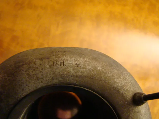 Ansicht von 2 antiken Hängelampen von Poul Henningsen, klassisches Design in einer warmen Umgebung.