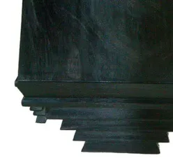 Mesa antiga de jantar com detalhes art deco para 8 pessoas, ambiente acolhedor.