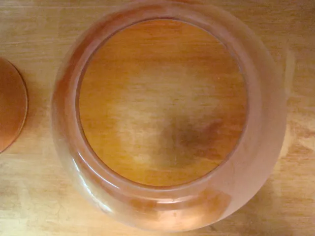 duas lampadas de teto antigas em um ambiente acolhedor