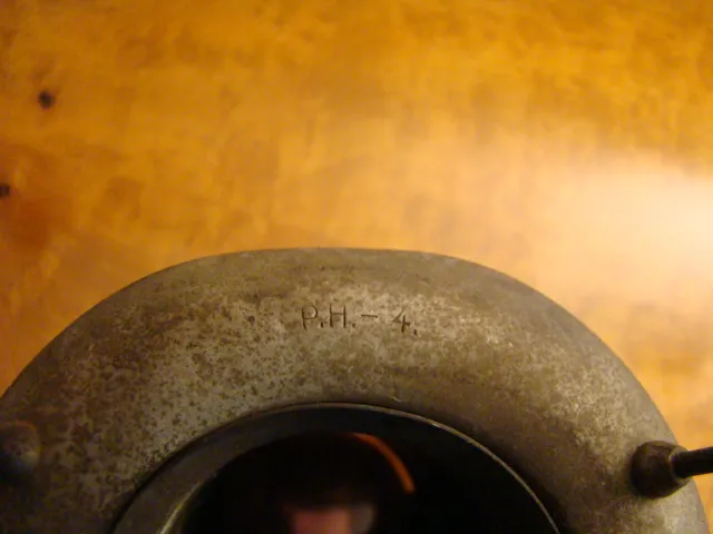 2盞古董吊燈的頂部視圖，設計細節可見。