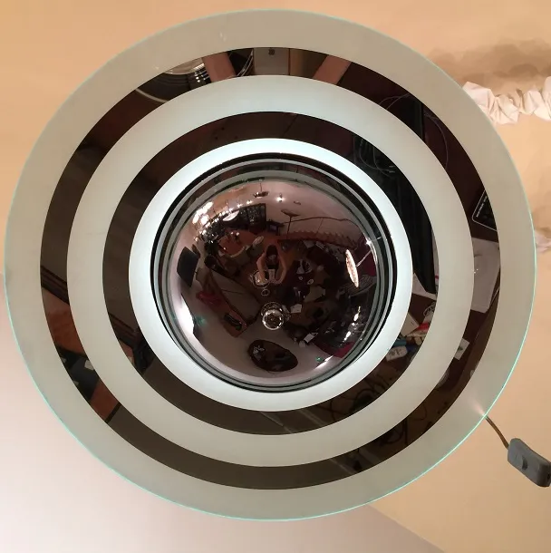 Vue de dessus de lustres anciens avec design circulaire et reflets visibles