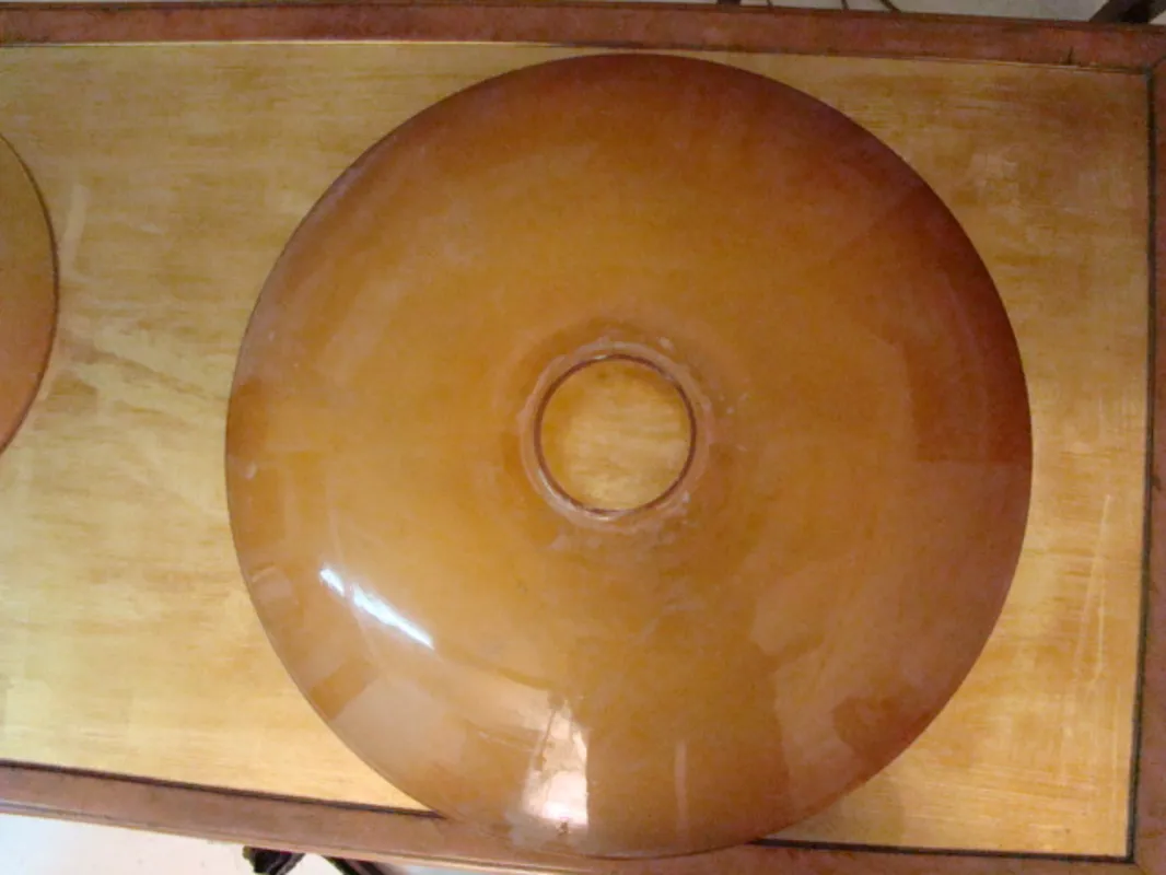 Draufsicht auf 2 antike Hängelampen, im Stil von poul henningsen, auf einem Holztisch.