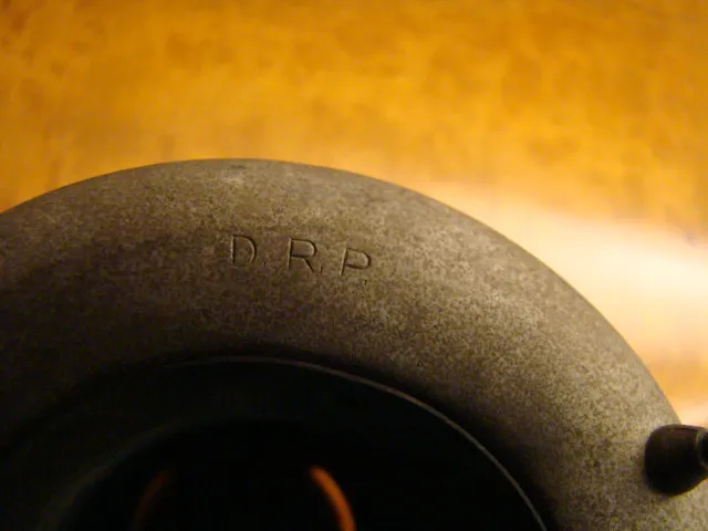 antiguas lámparas de techo con detalles en un ambiente cálido