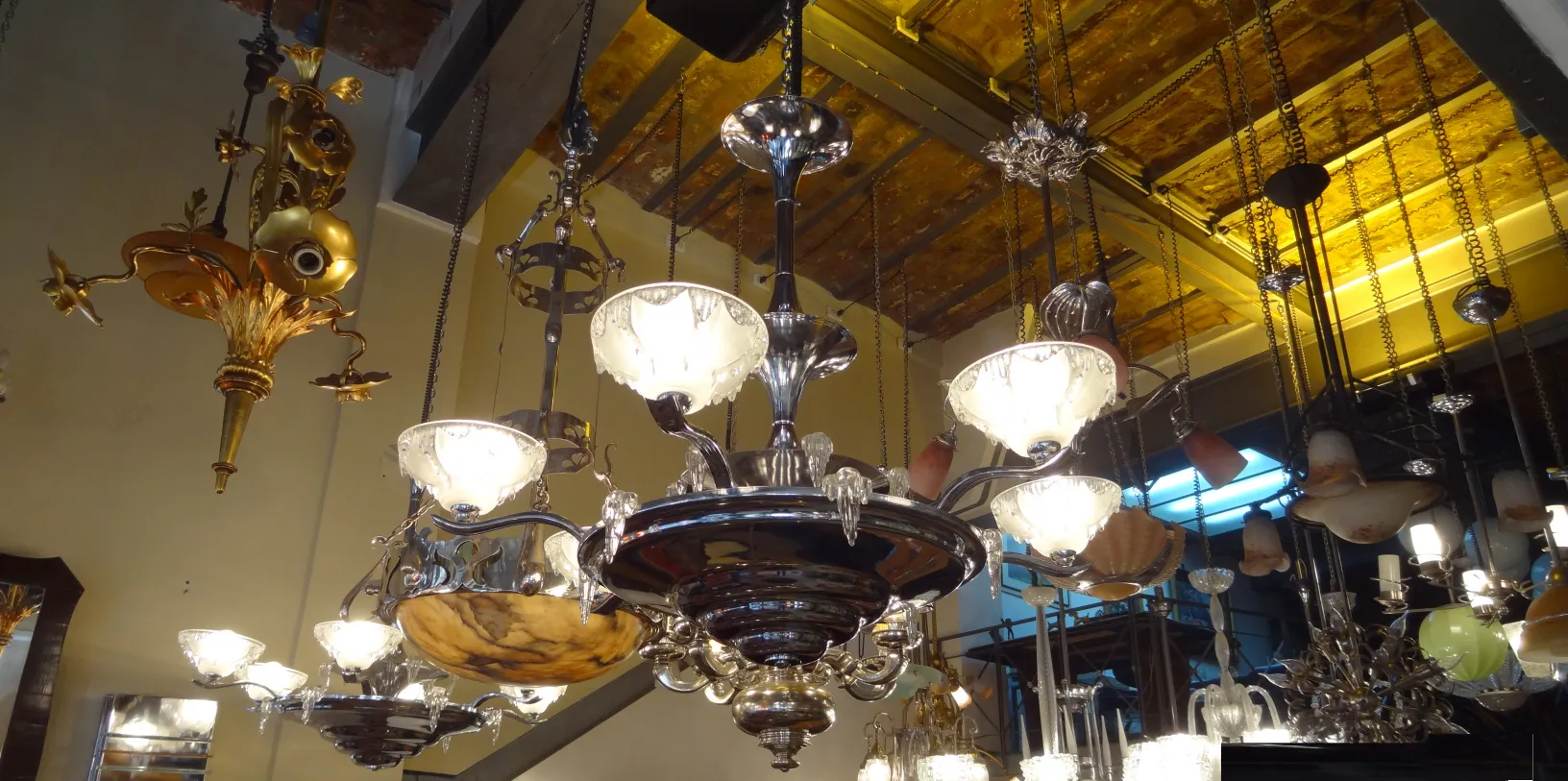 Lampade a sospensione antiche con dettagli sofisticati in un ambiente classico.