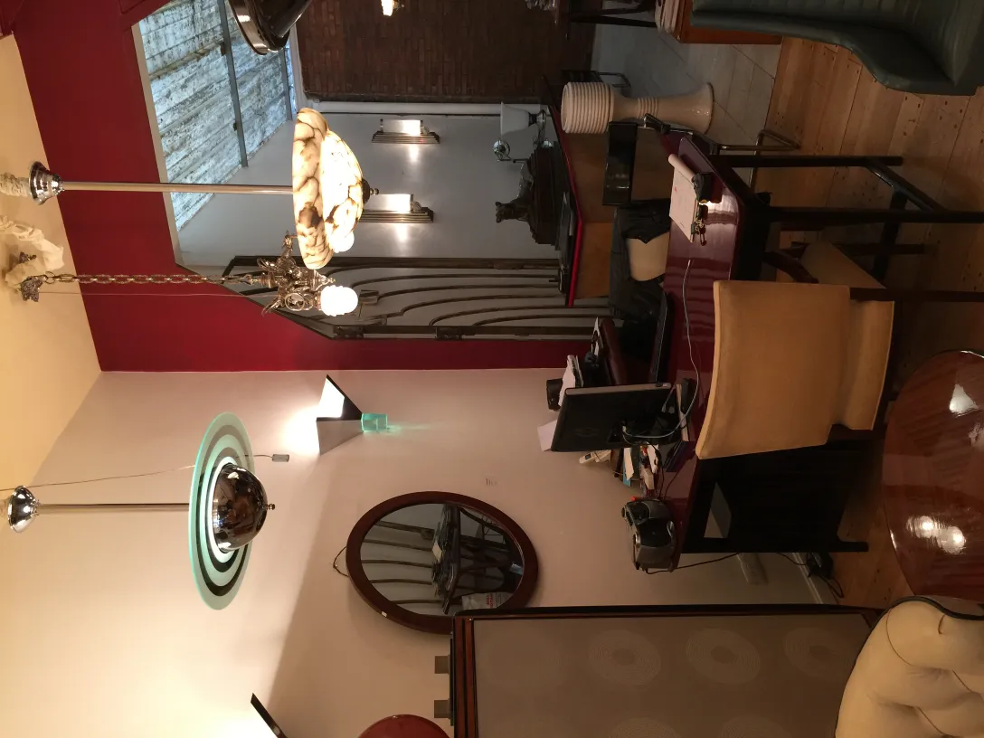 2 lampadas de teto antigas em um ambiente elegante, com detalhes decorativos e um design atraente.