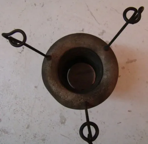 ऊपर से 2 लटकते लैंप पुरानी Poul henningsen, गोल डिजाइन और हुक के साथ।