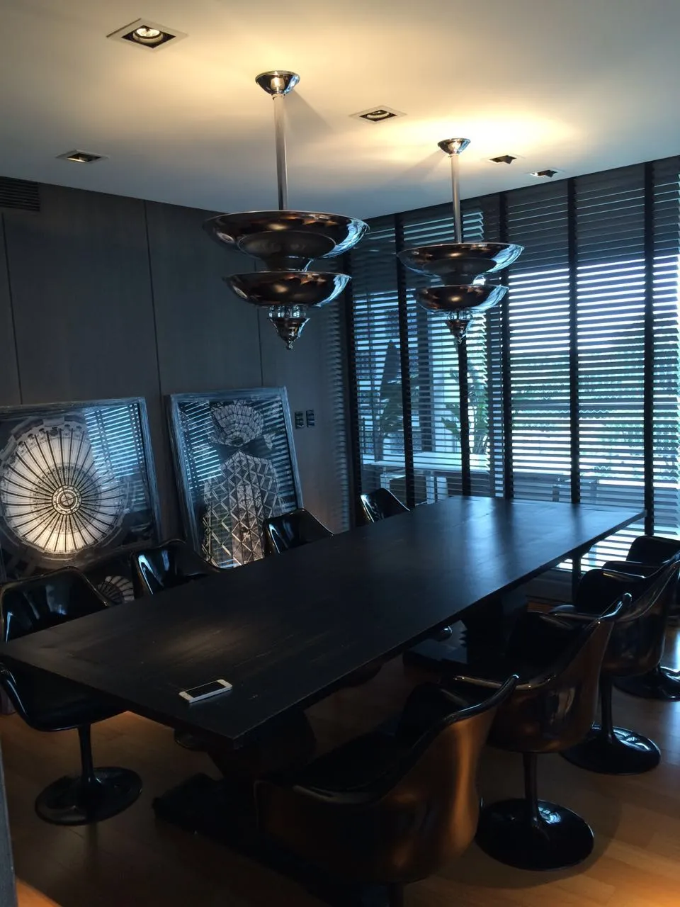 Duas lâmpadas de teto antigas, elegantes e brilhantes, sobre uma mesa escura