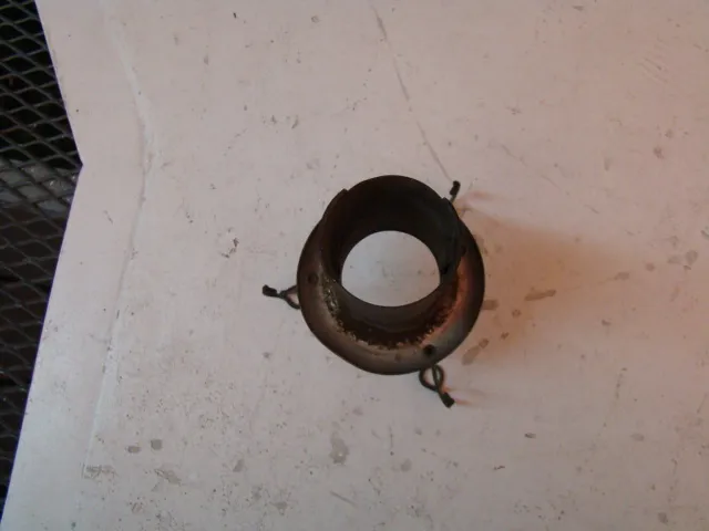 Zwei antike Hängelampen mit originellem Design, im poul henningsen-Stil, in einer gemütlichen Umgebung.