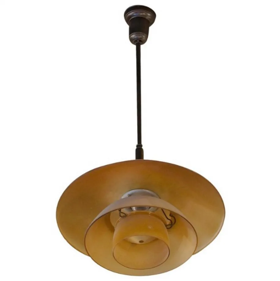 Lámpara de techo antigua, con diseño elegante y forma clásica, adecuada para la decoración del hogar.