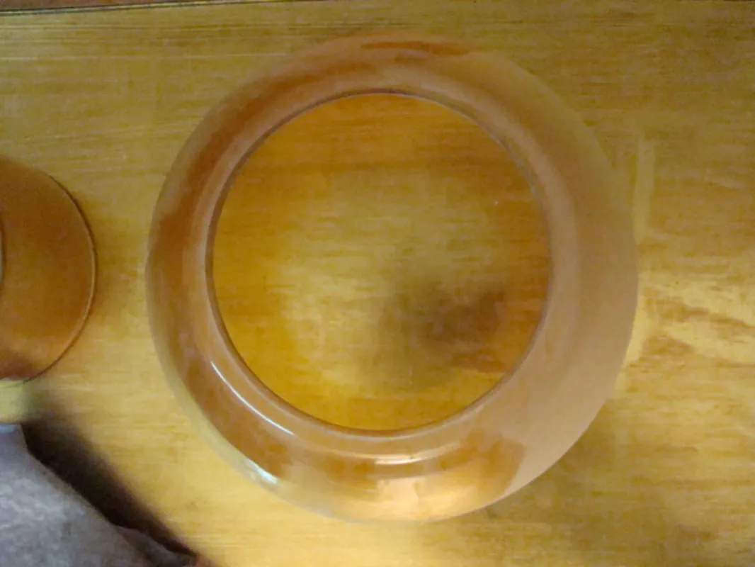 Visão superior de duas lampadas de teto antigas em ambiente acolhedor