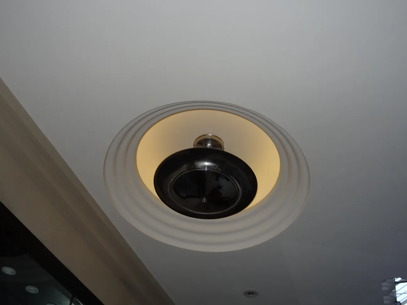 2 lampade a sospensione antiche con dettagli eleganti nell'ambiente