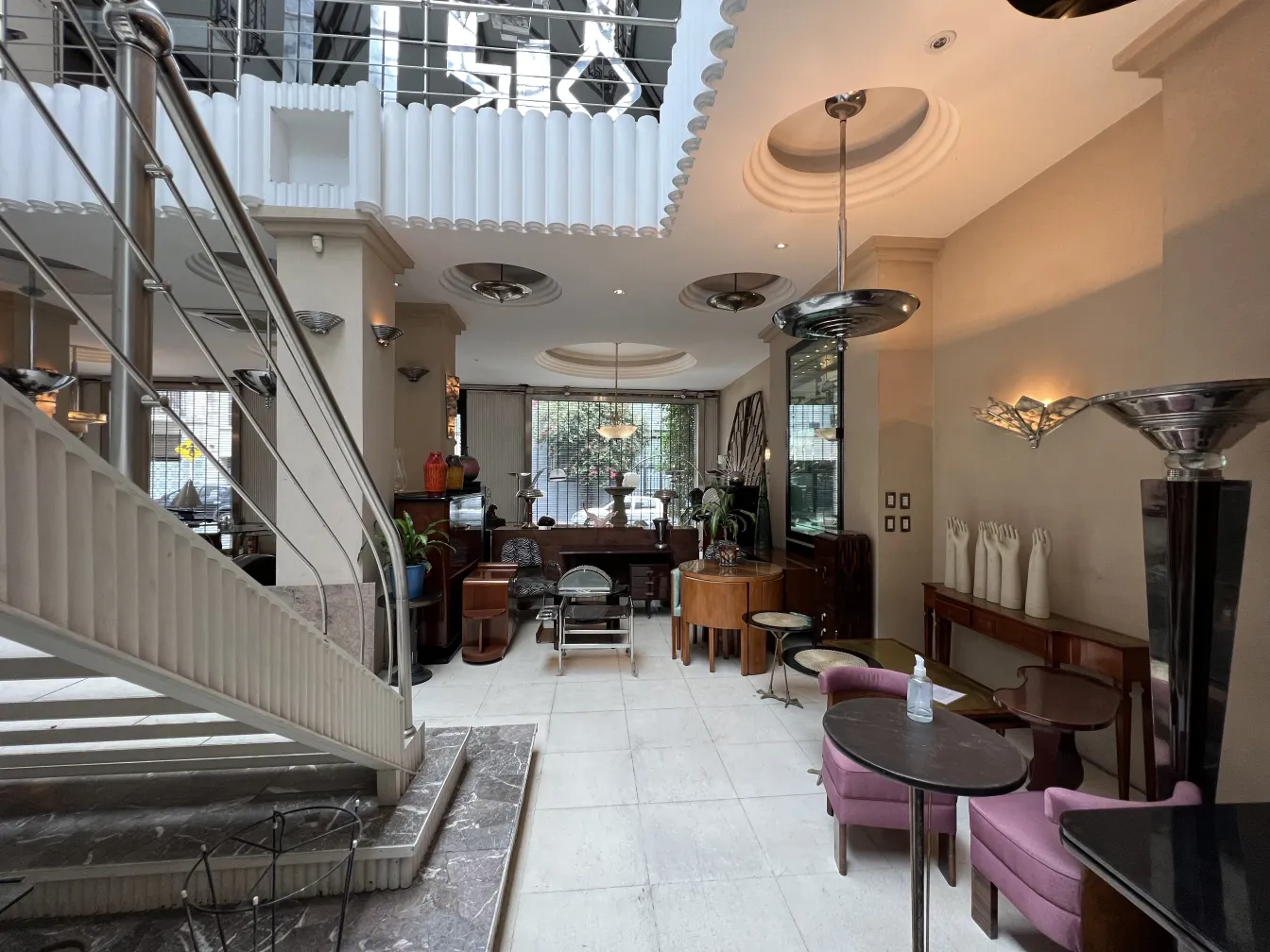 Zwei antike Hängelampen mit auffälligem Design in einer stilvollen und gemütlichen Umgebung.