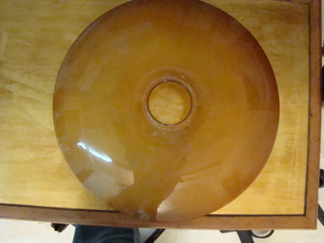 Obenansicht von zwei antiken Hängelampen von Poul Henningsen auf einem Tisch