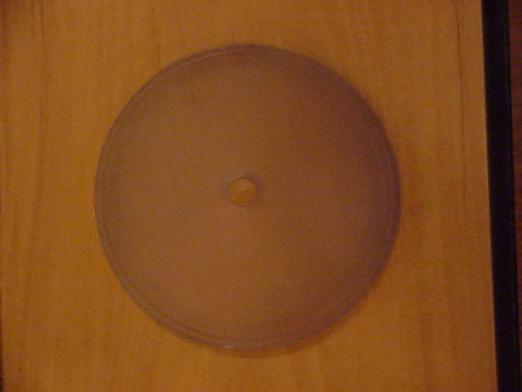 Due lampade a sospensione antiche in un ambiente accogliente.