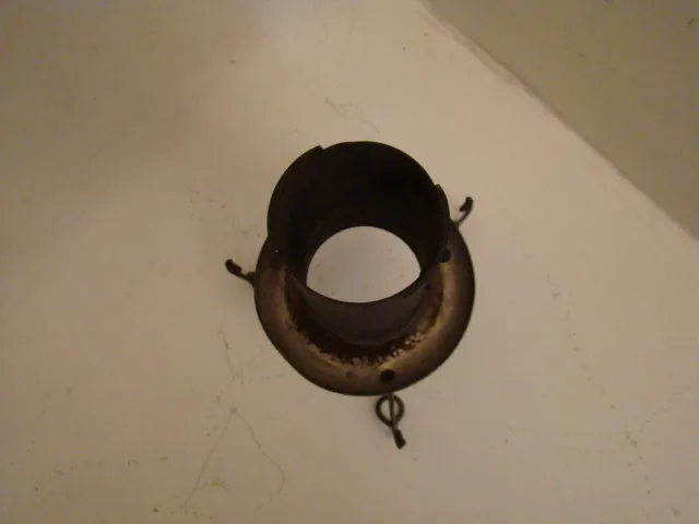 Draufsicht auf 2 antike Hängelampen von Poul Henningsen auf einem hellen Hintergrund, mit rundem Design und sichtbaren Haken.