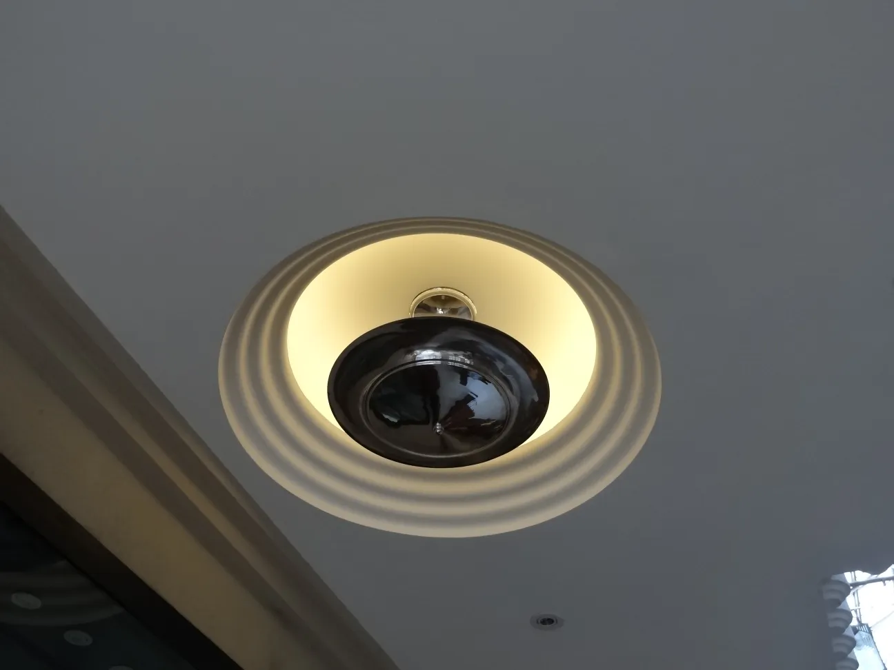 温かい光を放つ2個の古風な吊り下げランプの上面図