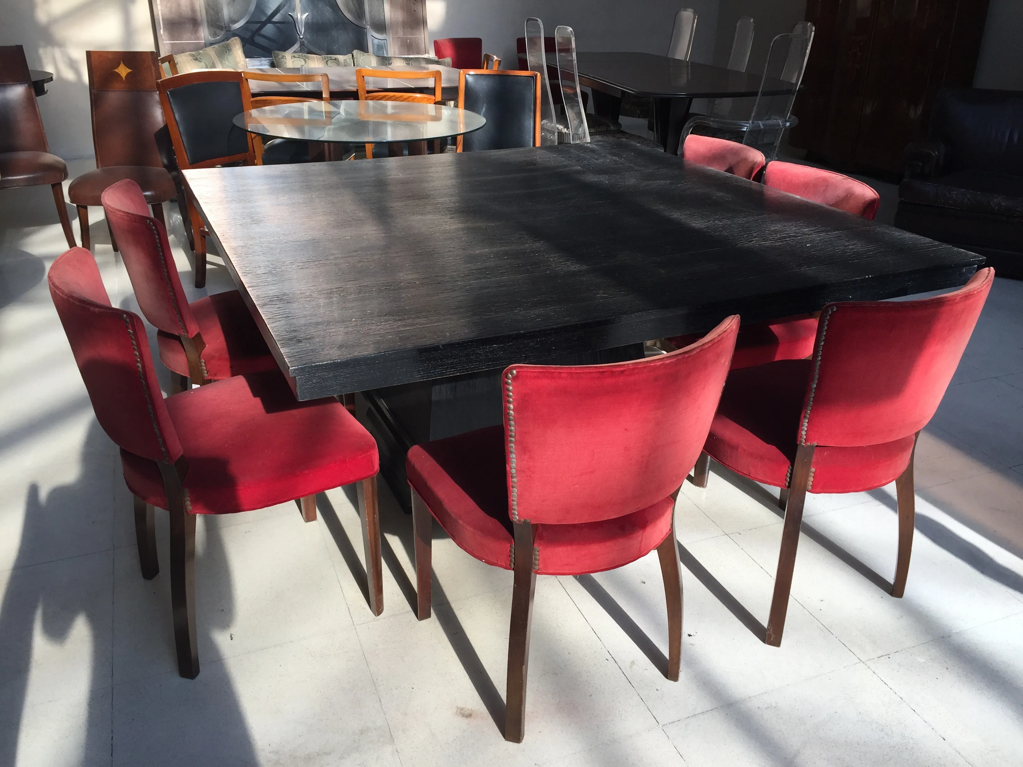 Table à manger ancienne Art Deco pour 8 personnes dans un cadre élégant.